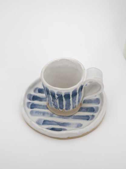 Tasse und Untertasse mit blauen Streifen